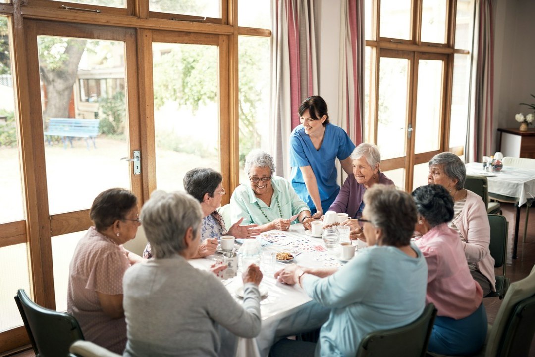 seniorzy w domu spokojnej starości